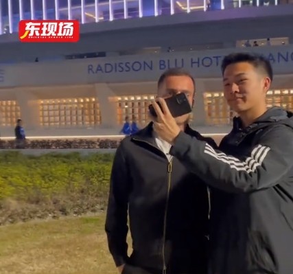 塞爾吉尼奧現(xiàn)身上海八萬人體育場，并與球迷親切打招呼合影