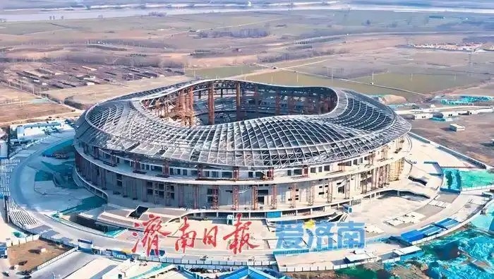 魯媒：戴上1.6萬(wàn)噸“鋼鐵巨冠”，黃河體育中心球場(chǎng)完成屋蓋施工