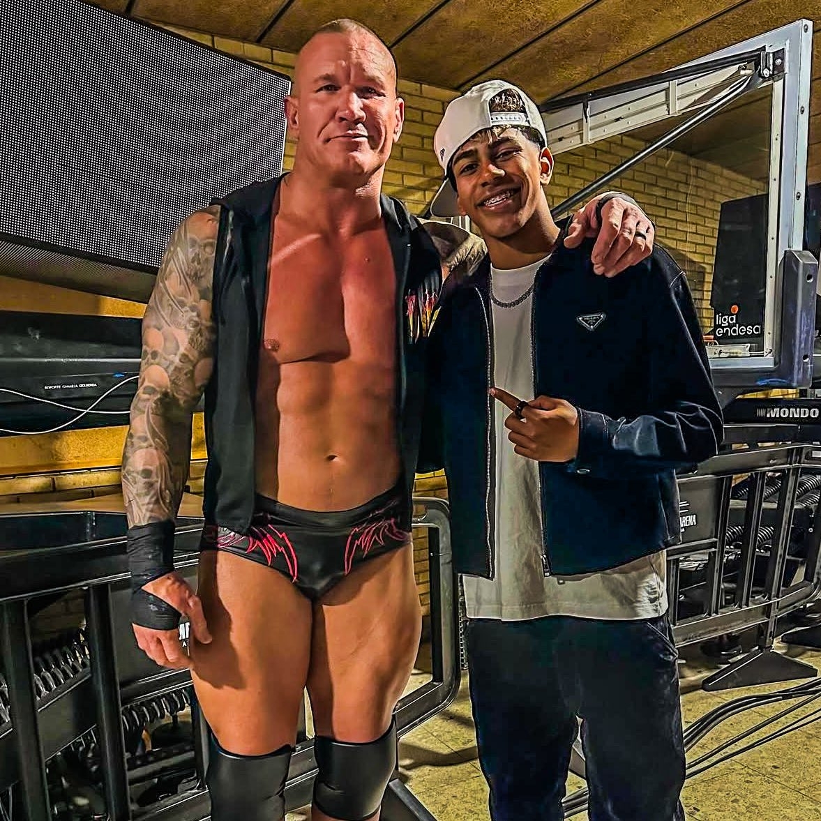 小心RKO！亞馬爾現(xiàn)場觀戰(zhàn)WWE，和奧爾頓、Triple H等合影