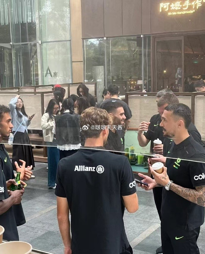 松弛感拉滿！澳大利亞隊員在杭州街頭喝奶茶