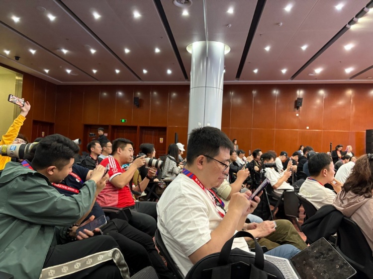 萬眾矚目！記者擠滿國足賽前新聞發(fā)布廳，賽場記者預(yù)計超300人