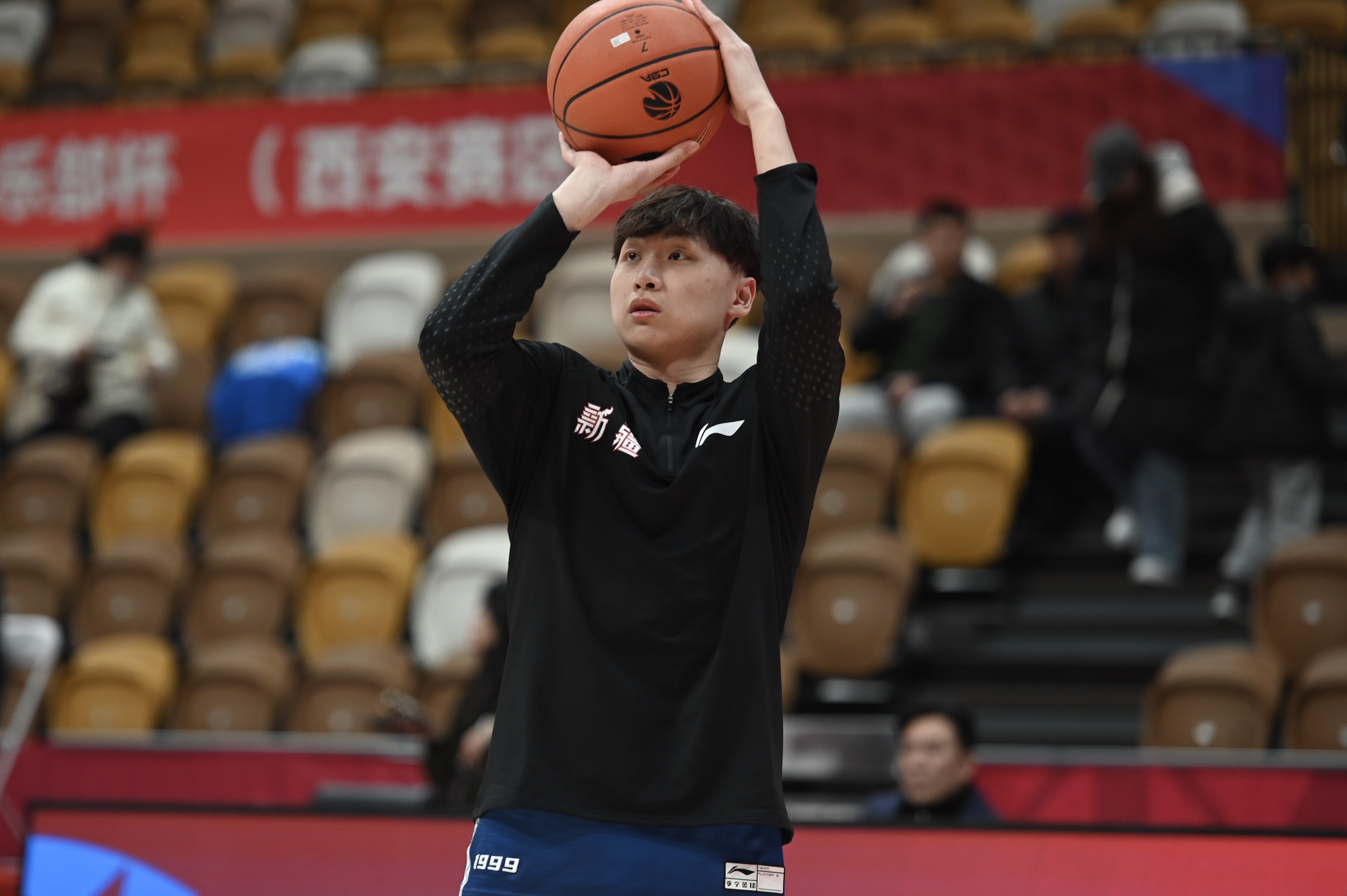高效替補(bǔ)！齊麟7投4中&三分4中2 得到11分2板1帽
