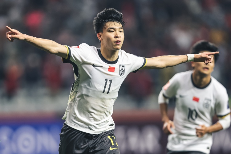 北青體育：18歲“跳級(jí)生”王鈺棟有望進(jìn)入國(guó)足客戰(zhàn)沙特名單！